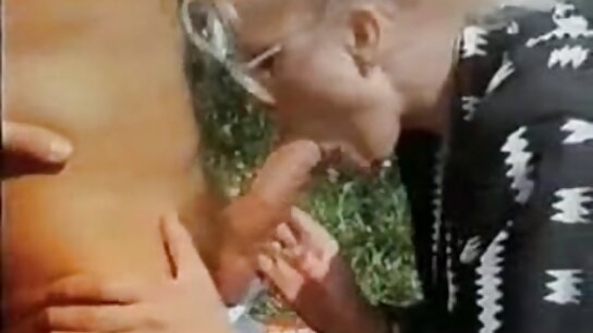 دختر انگشت خود را به ...